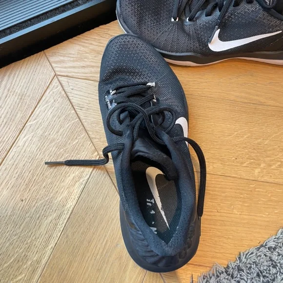 Women’s Nike flywire running shoes - Picture 2 of 4